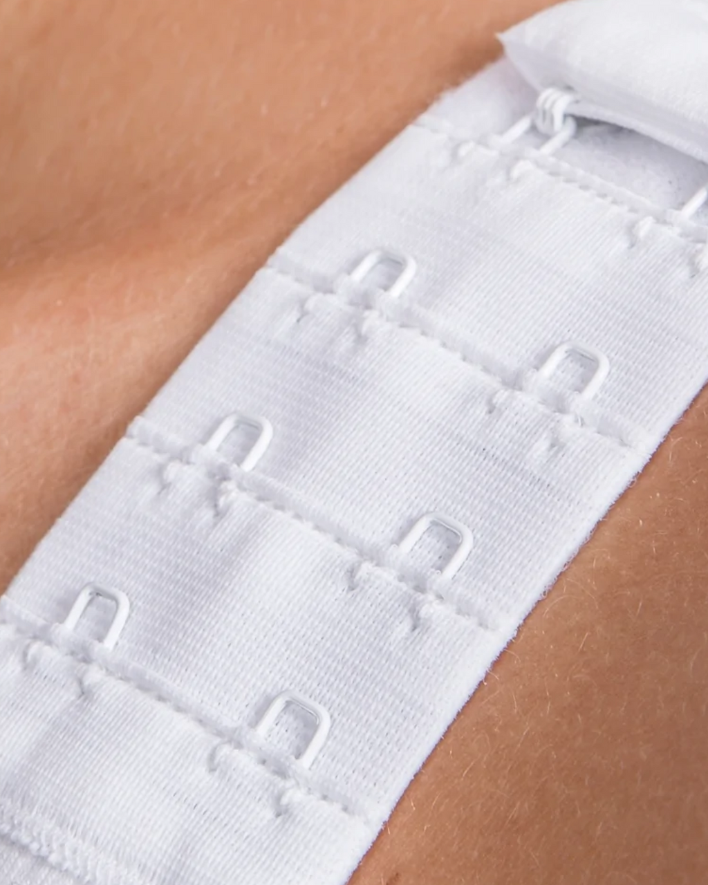 Close-up of a white strap for the lipoelastic pi unique 